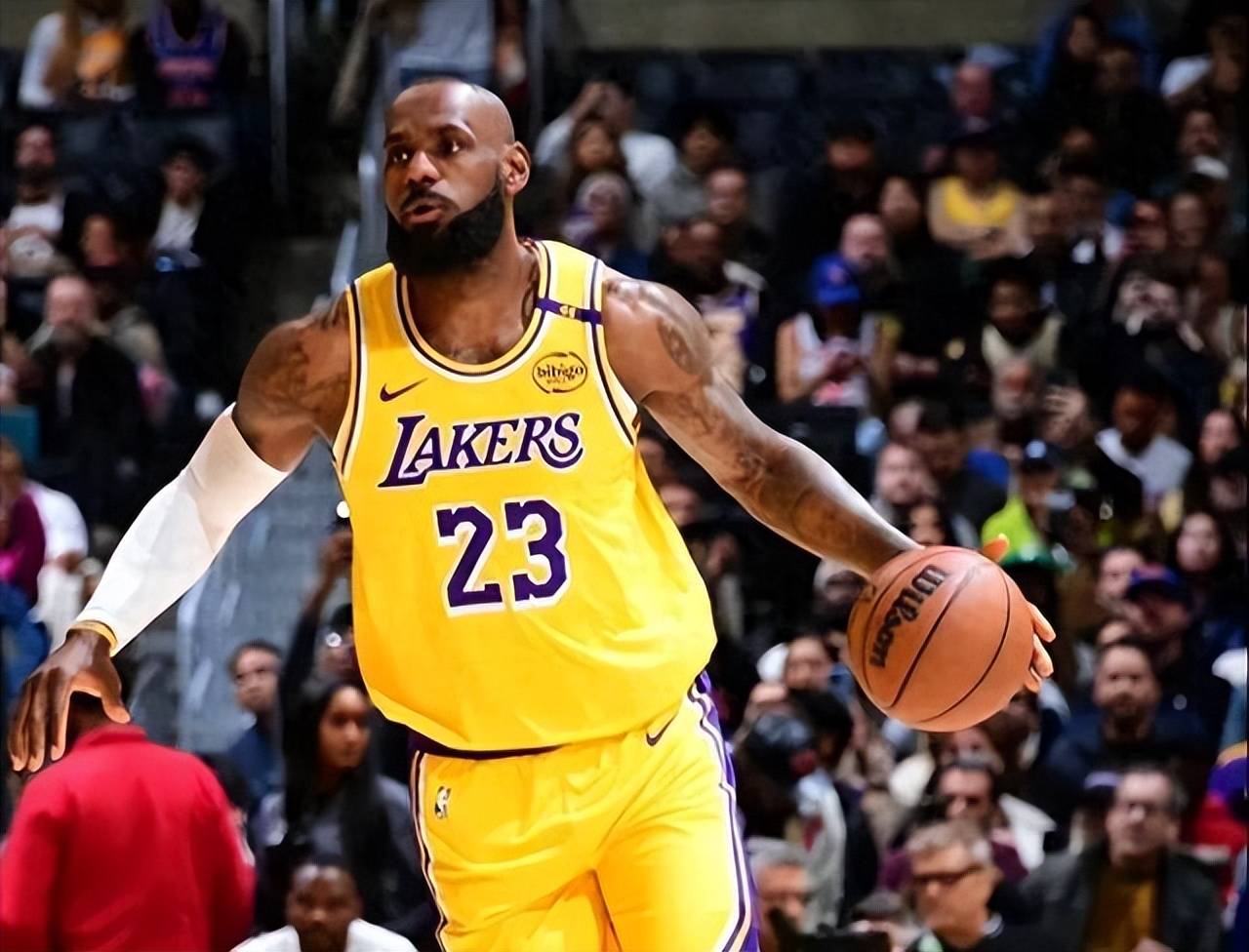 爱游戏-包含詹姆斯重返赛场，比赛规则变更首场状态出色，中国队观众沸腾！赛场气氛高涨的词条