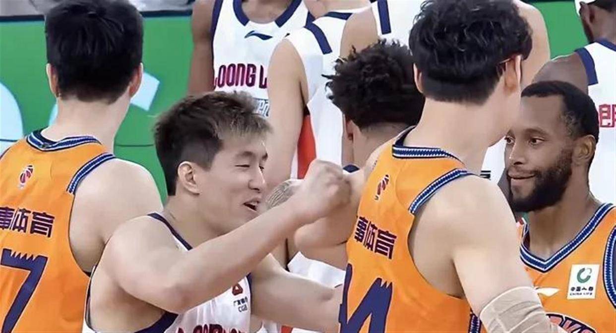 爱游戏体育下载-欧联倒计时；深圳男篮今夜强势反弹；细节引发关注；赛场秩序良好；轮换策略成焦点的简单介绍